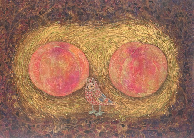 二つの桃とフクロウの置物が描かれた日本画　金の巣をイメージした背景