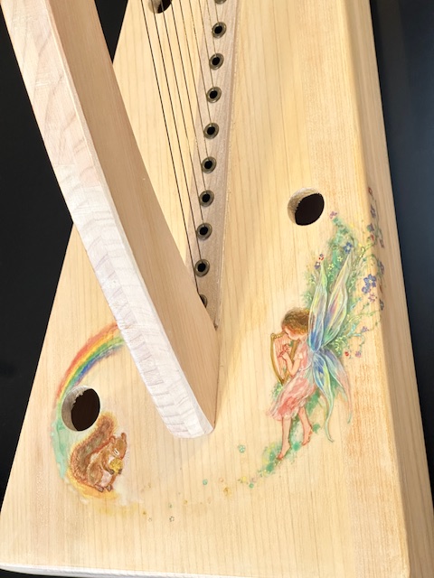 リスと妖精の絵付けハープ